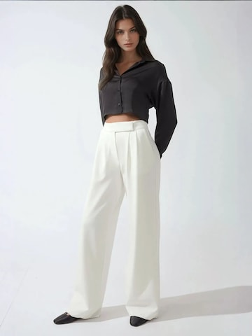 regular Pantaloni con pieghe di Hiccup in bianco