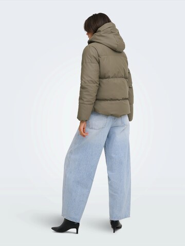 Veste d’hiver 'ONLAGNES' ONLY en vert : derrière