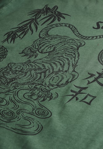 T-Shirt 'Tokyo Narrative' Superdry en vert