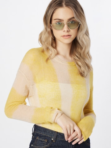 Pull-over 'Tina' WEEKDAY en jaune