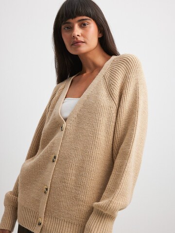 Cardigan NA-KD en beige : devant