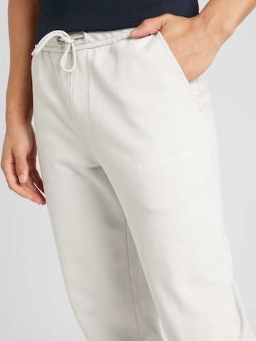 Calvin Klein Jeans Tapered Hose in Grau