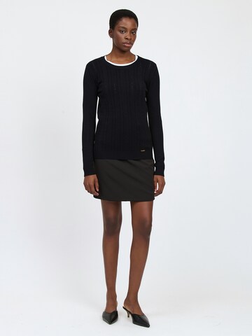 Influencer Pullover in Schwarz: Vorderseite