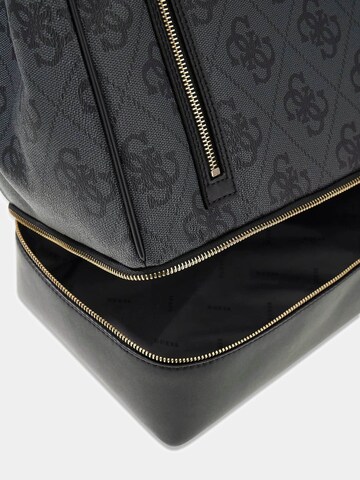 GUESS Reisetasche 'Berta' in Grau