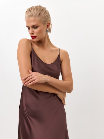 Abito 'Maxi satin slip dress 'Serene'' di Serena Silueta in marrone