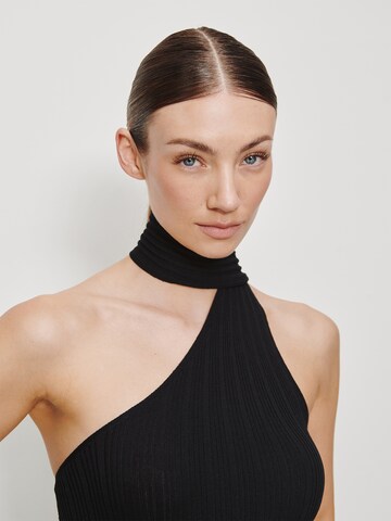 RÆRE by Lorena Rae Kleid in Schwarz