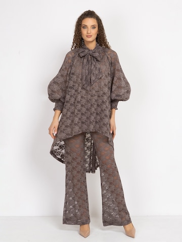 JIORO Blus 'ESSENTIALS' i brun: framsida