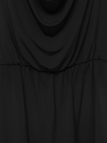 Rochie de la Pull&Bear pe negru