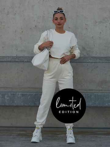 ABOUT YOU Limited Regular Pants 'Irem' in White: front