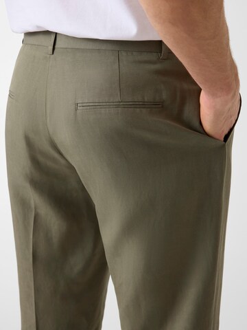 GUESS Regular Pleated Pants in Beige