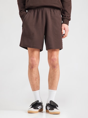 ADIDAS ORIGINALS Szabványos Nadrág 'ESS' - barna: elől