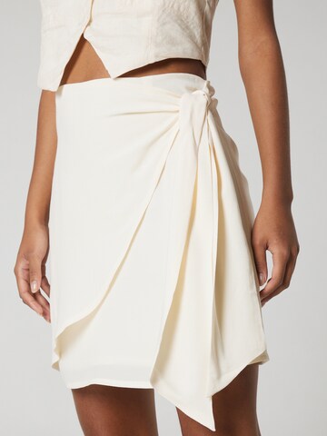 Gonna 'Aylin' di A LOT LESS in beige