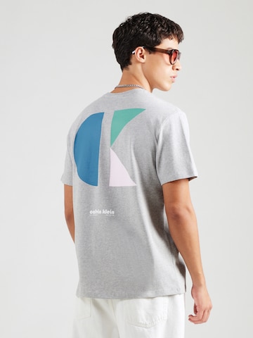 T-Shirt Calvin Klein Jeans en gris : devant