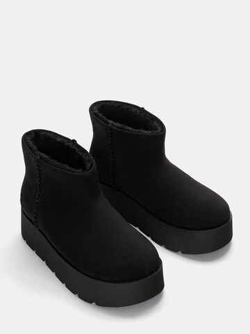 Botine de la Pull&Bear pe negru