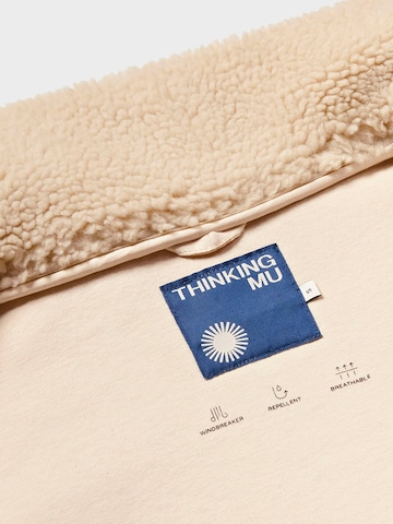 Geacă de iarnă de la Thinking MU pe alb