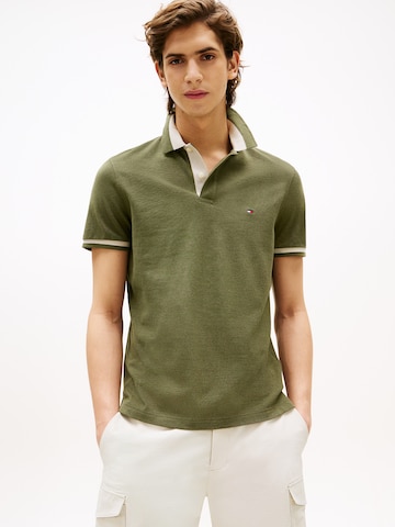 TOMMY HILFIGER T-shirt i grön: framsida