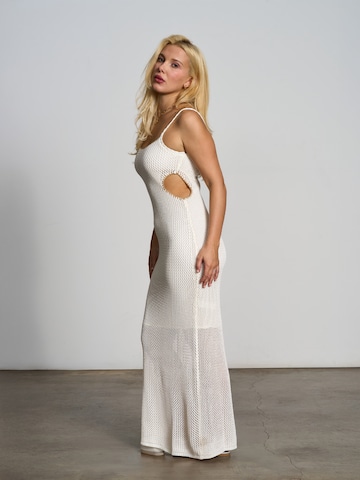 florence by mills exclusive for ABOUT YOU Трикотажное платье в Белый
