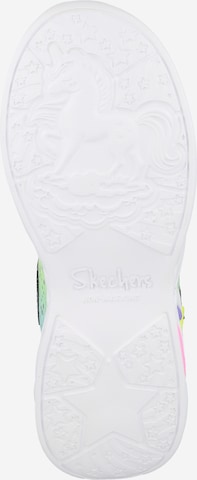 Sneaker 'Unicorn Dreams' de la SKECHERS pe mai multe culori