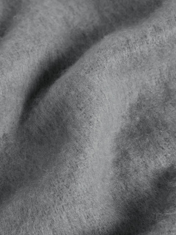 Friends Like These - Cachecóis em cinzento