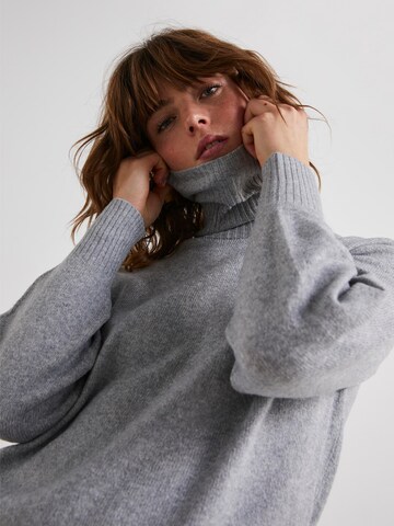 Pull-over 'Cava' PIECES en gris