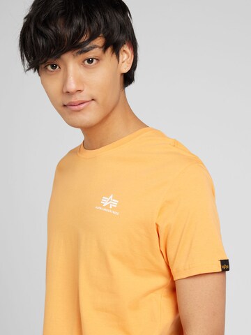 ALPHA INDUSTRIES Regularny krój Koszulka w kolorze pomarańczowy