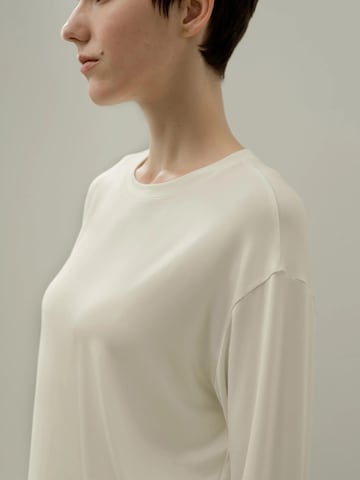 Maglietta 'Seide Breeze Jersey Entspanntes Lounge Top' di Lilysilk in bianco