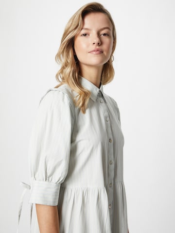 Rochie tip bluză 'AMORA' de la VILA ROUGE pe alb