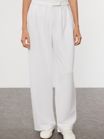 TrendyolWide Leg/ Široke nogavice Hlače na crtu - bijela boja: prednji dio