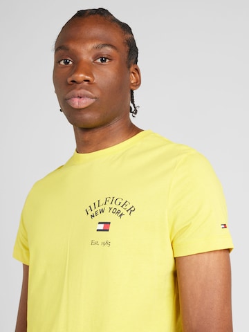 T-Shirt 'Varsity' TOMMY HILFIGER en jaune