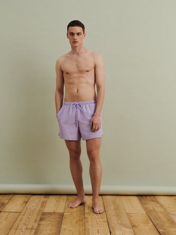 DAN FOX APPAREL Regular Zwemshorts 'Yigit' in Lila: voorkant