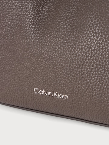 Calvin Klein Τσάντα ώμου σε καφέ