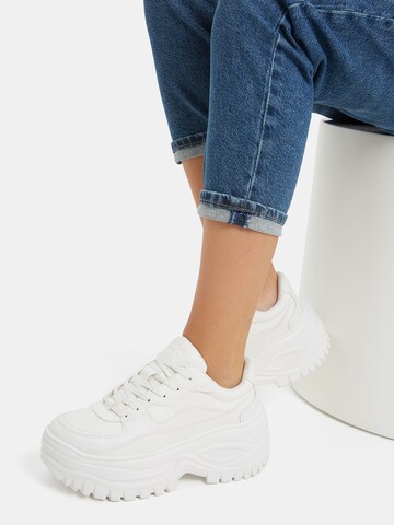 Baskets basses Bershka en blanc