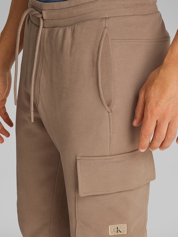 Calvin Klein Jeans Zwężany krój Bojówki w kolorze szary