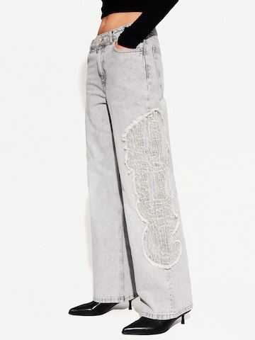 Loosefit Jeans di Bershka in grigio: frontale