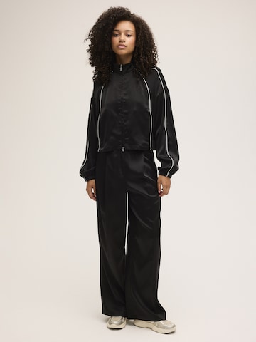 FILA - Loosefit Pantalón 'SERINA wide elastic waist pleated satin trousers' en negro
