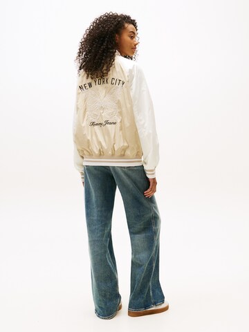 Tommy Jeans Демисезонная куртка в Зеленый: спереди