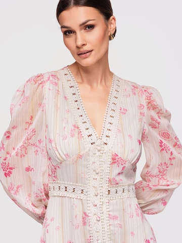 Rochie de seară de la Ombre pe bej