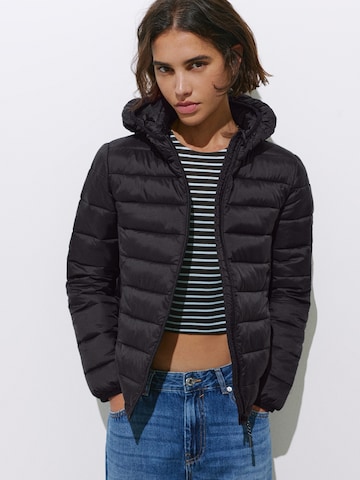 Pull&Bear Prehodna jakna | črna barva: sprednja stran