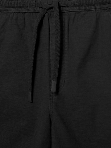 Pull&Bear Loosefit Housut värissä musta