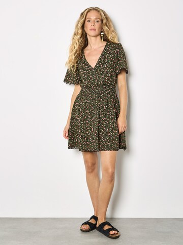 Apricot Ditsy Floral Gold Foil Mini Dress ' ' in Schwarz