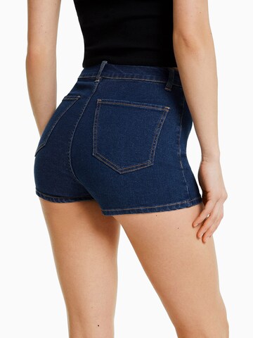 Bershka Skinny Shorts in Blau