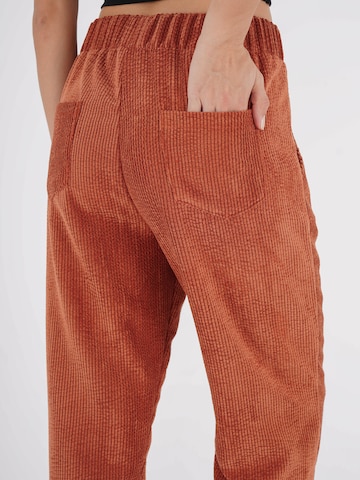 FRESHLIONS Loose fit Pleat-Front Pants 'Selma' in Brown