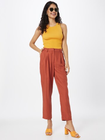 ARMEDANGELS Regular Pleat-Front Pants 'ARETA' in Red