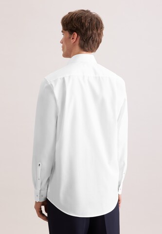 Coupe regular Chemise business 'SMART ESSENTIALS' SEIDENSTICKER en blanc
