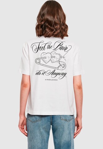 T-shirt 'Feel The Pain' Miss Tee en blanc : devant
