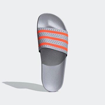 ADIDAS ORIGINALS Pantolette 'Adilette' in Grau