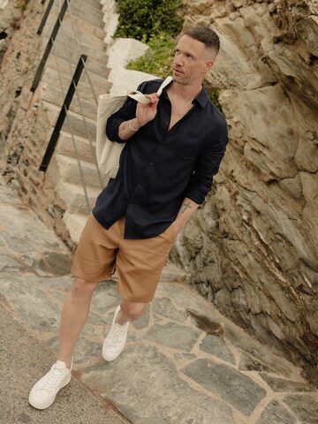 DAN FOX APPAREL Regular Veckad byxa 'Alan' i brun