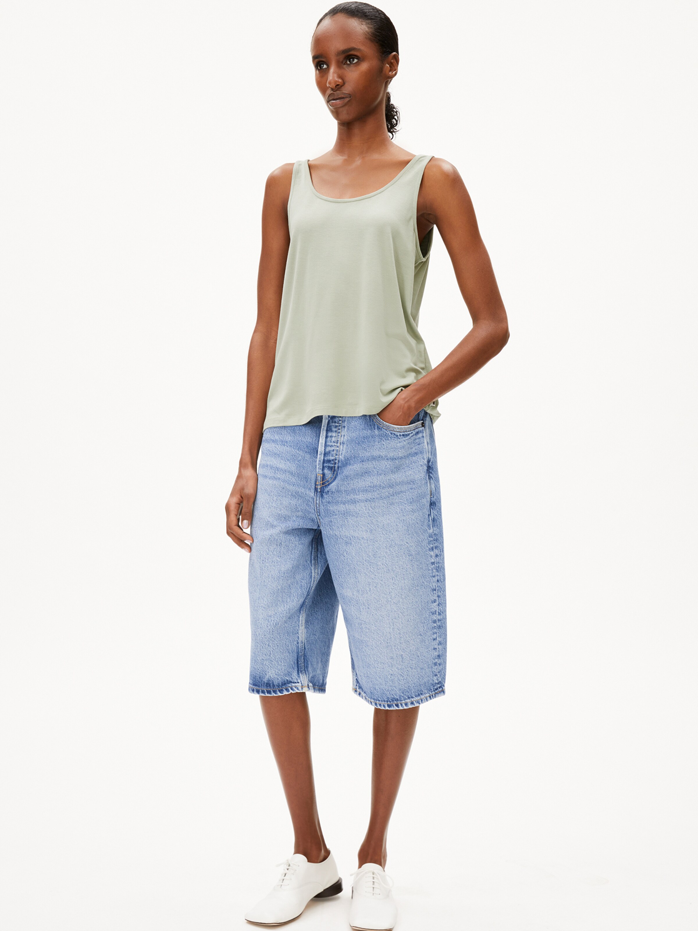 ARMEDANGELS Top ASHRAANI SOLID in Grün: Vorderseite