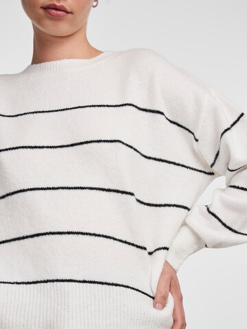 Pullover 'BEVERLY' di PIECES in bianco