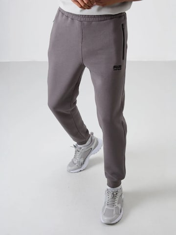 Pantaloni sportivi di Tommy Life in grigio: frontale